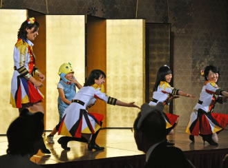 女税連総会のアトラクションで踊る私（左から3番目）と娘（左から2番目）